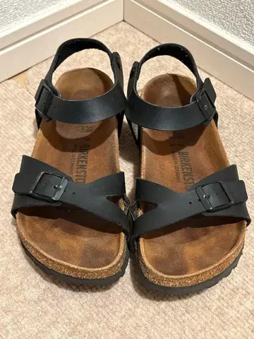 BIRKENSTOCK 블랙 샌들