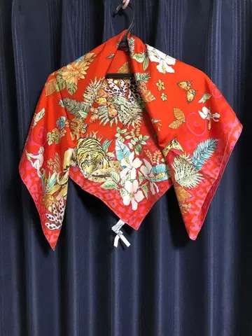 페라가모 실크 스카프