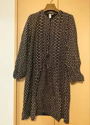 블랙과 화이트 도트 무늬 긴팔 원피스