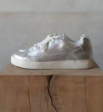 AFOUR ORONGO ARGENTUM 실버 스니커즈