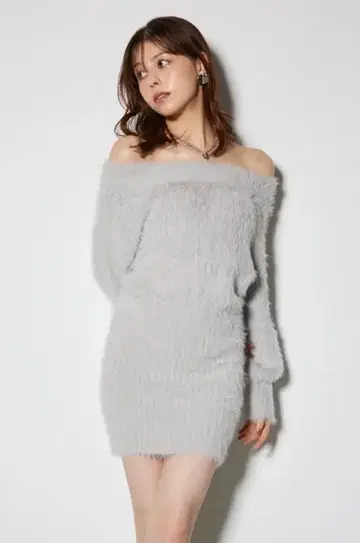 rienda 오프숄더 샤기 니트 미니 원피스 라이트 그레이