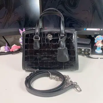 MICHAEL KORS 악어 엠보싱 미니백 블랙