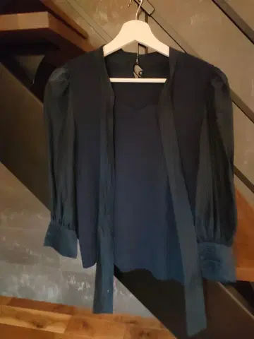 JUSGLITTY 네이비 V넥 긴팔 블라우스