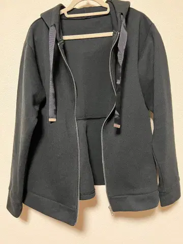 후드 부착 블랙 후드 맨투맨 프릴 디자인