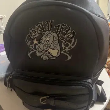 갈피 자수 디자인의 블랙 컬러 가죽 백팩