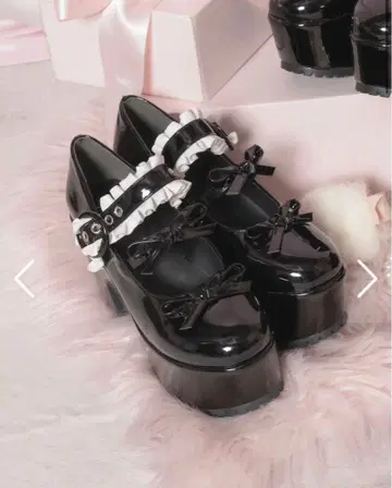 pium 더블 리본 에나멜 펌프스 블랙 x 화이트