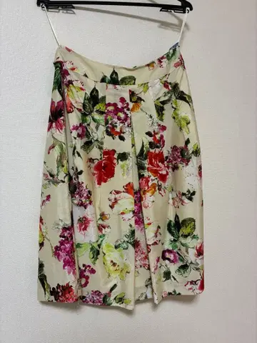 꽃무늬 플레어 스커트 무릎 기장