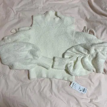 어깨 트임 아찔 니트 화이트