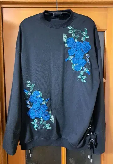 HARE x ADO 사이드 레이스업 로즈 자수 맨투맨 M