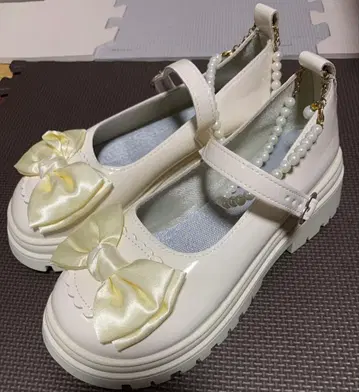 리본 포함 화이트 통굽 신발