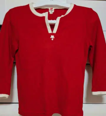 쿠레쥬 니트 원단 로고