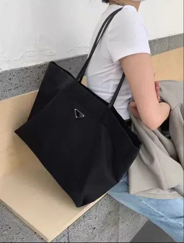 블랙 나일론 토트백 로고 포함