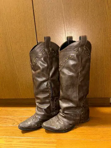 브라운 스터드 부착 롱 부츠