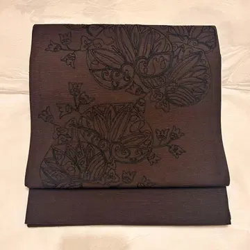 아오이 문양 자수의 쿄후쿠로 오비. 나데마츠안