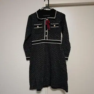 카라 부착 블랙 원피스