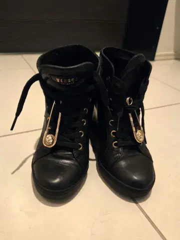 블랙 가죽 하이컷 스니커즈