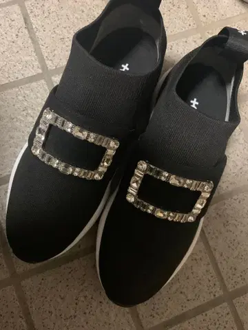 diana 비쥬 장식 블랙 스니커즈