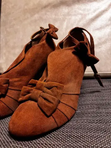 브라운 스웨이드 리본 포함 하이힐