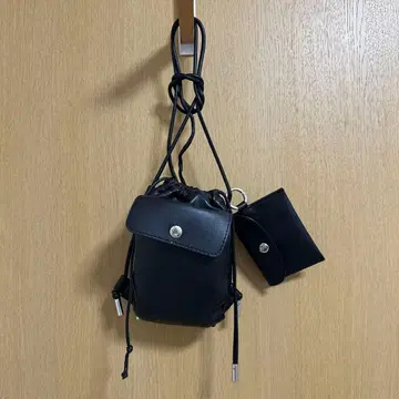 블랙 가죽 드로우 스트링 숄더백