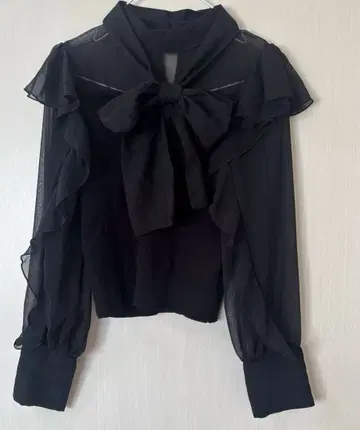 안미르 긴팔 요크 프릴 니트 블라우스