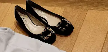 다이애나 스웨이드 레오파드 버클 모티브 펌프스