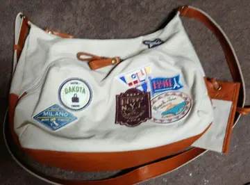 Dakota 숄더백 와펜 아이보리