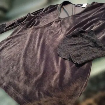 소매에 레이스가 달린 것