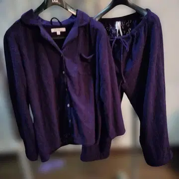 보라색 무늬가 비치는 파자마