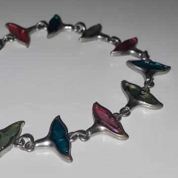 컬러풀한 물고기 꼬리 팔찌