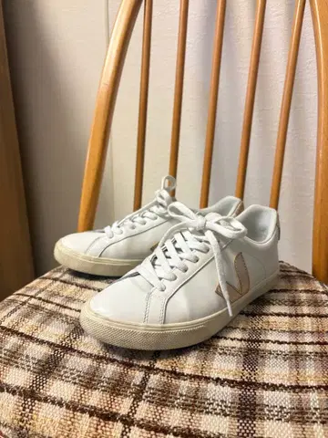 VEJA 화이트 가죽 스니커즈