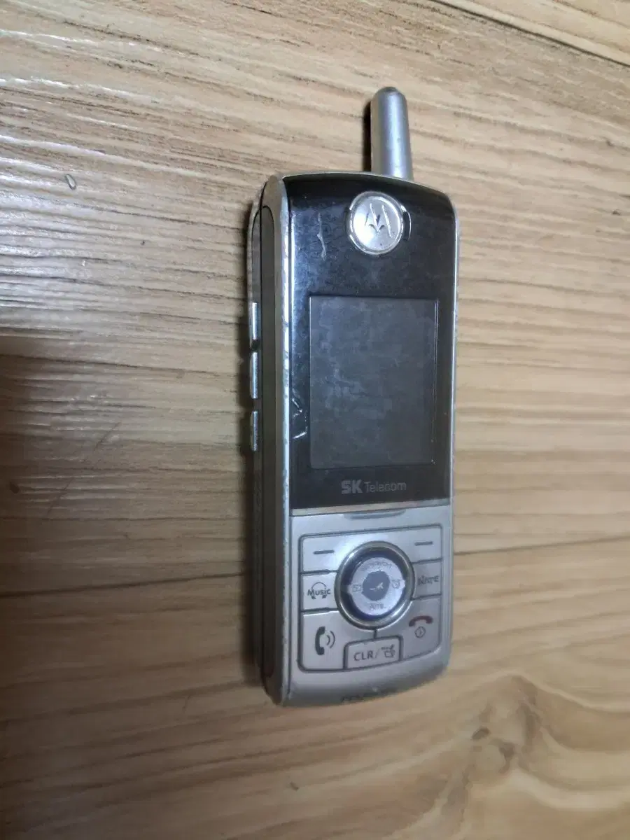 Motorola collectible old phone, no battery