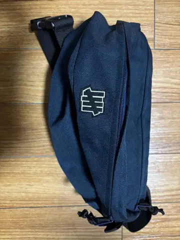 UNDEFEATED 바디백