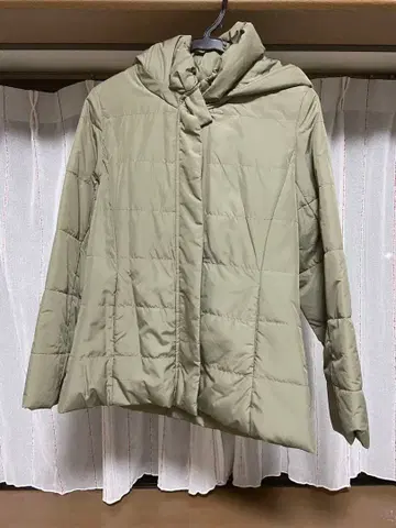 후드 부착 카키 다운 자켓