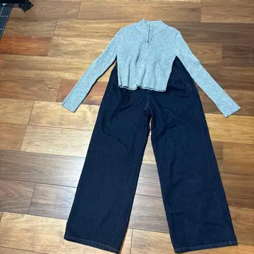 그레이 리브 스웨터와 데님 팬츠 세트