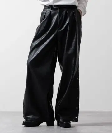[ 새상품 ] CLEL 사이드 버튼 가죽 와이드 팬츠 블랙