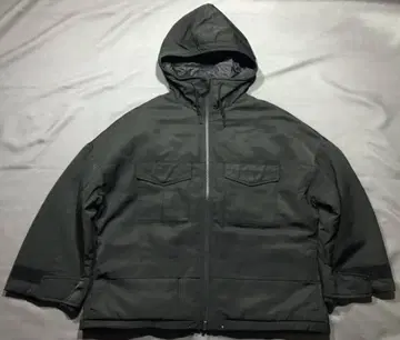 유니클로 화이트 마운티니어링 하이브리드 다운 오버 사이즈