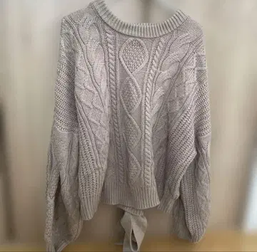 베이지 케이블 니트 리본 포함 스웨터 긴팔