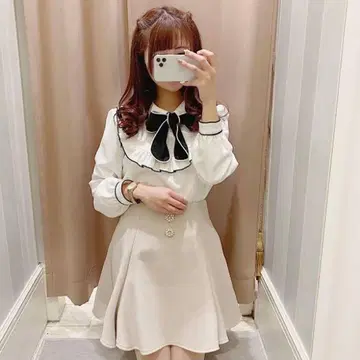 evelyn 바이컬러 U 프릴 리본 블라우스 화이트