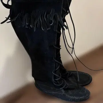 블랙 스웨이드 프린지 롱 부츠
