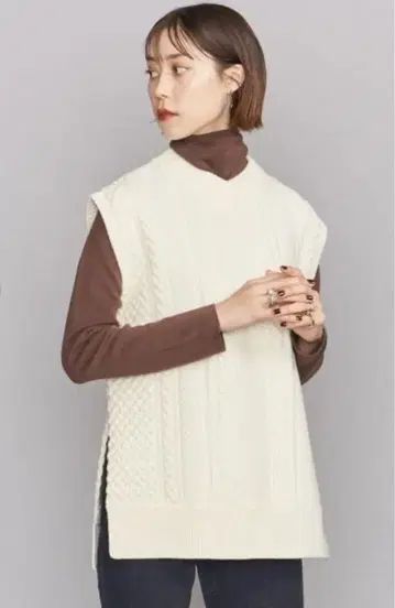 뷰티&유스 아이보리 V넥 니트 베스트 사이드컷