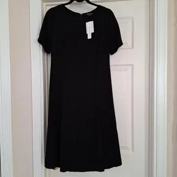 INDIVI 블랙 반팔 무릎 기장 원피스