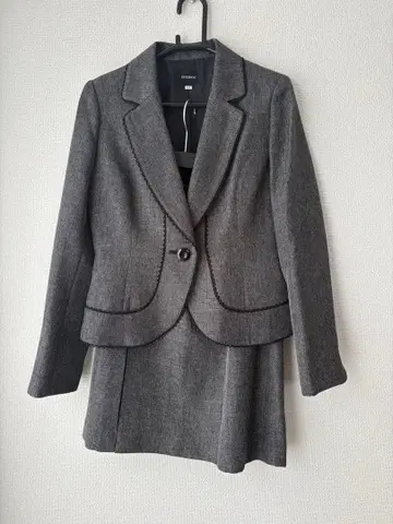 그레이 자켓과 스커트 세트