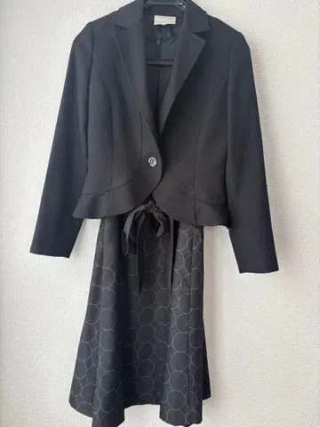 블랙 자켓과 드레스 세트