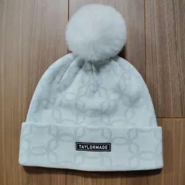 TAYLORMADE 폼폼 포함 니트 모자
