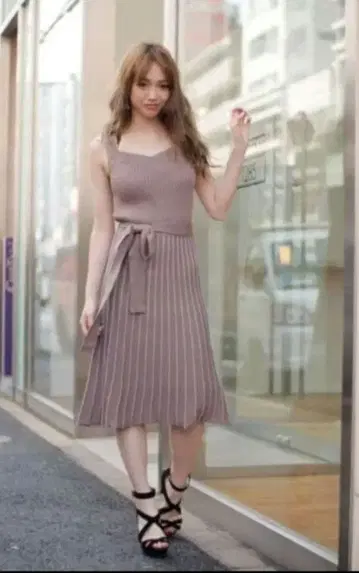 스퀘어넥 슬리브리스 니트 플리츠 원피스 모카 브라운