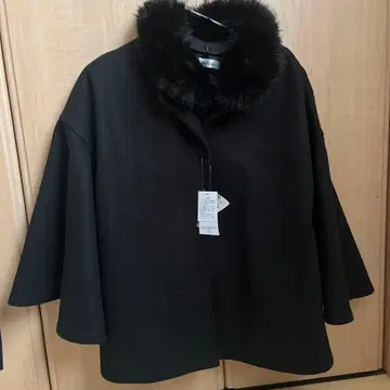 퍼 달린 블랙 케이프 코트