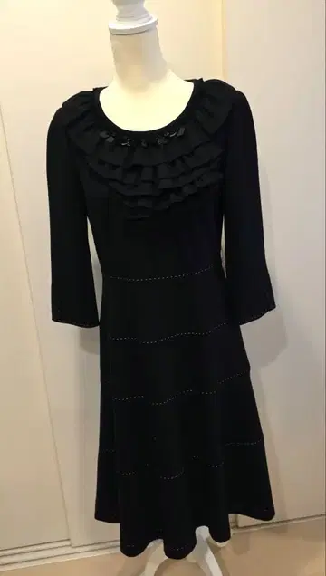 TOBECHIC 프릴 장식 블랙 7부 소매 원피스