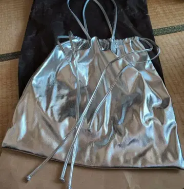 실버 메탈릭 숄더백