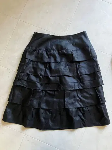 프릴 달린 블랙 스커트와 오렌지 스커트 세트