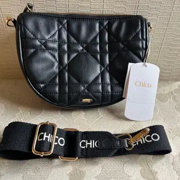 Chico 로고 벨트 포함 라운드 퀼팅 백